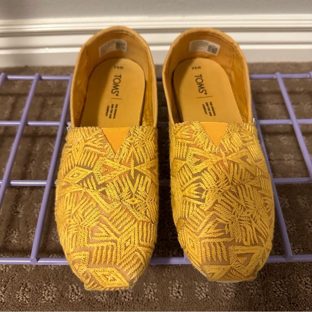 Toms Shoes Women 8.5 Yellow Tribal Aztec Unique